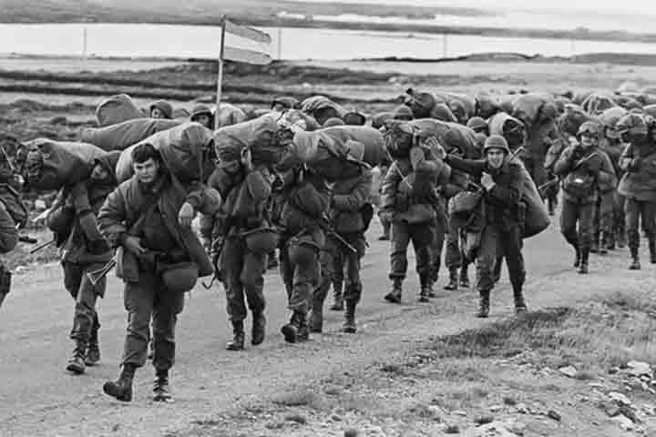 A rendição argentina encerrou um conflito que durou 74 dias e teve como objeto o controle do arquipélago localizado no Atlântico Sul, também conhecido pelo nome inglês de Falklands. 
