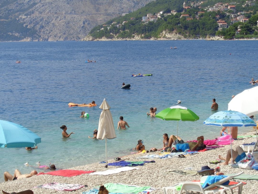 11) Praia de Punta Rata (Rivieira Makarska, Croácia): Famosa por sua beleza cativante e águas cristalinas, essa praia fica localizada na Riviera Makarska, na pequena vila de Brela. Além disso, Punta Rata já foi considerada uma das 10 praias mais bonitas do mundo pelo TripAdvisor.