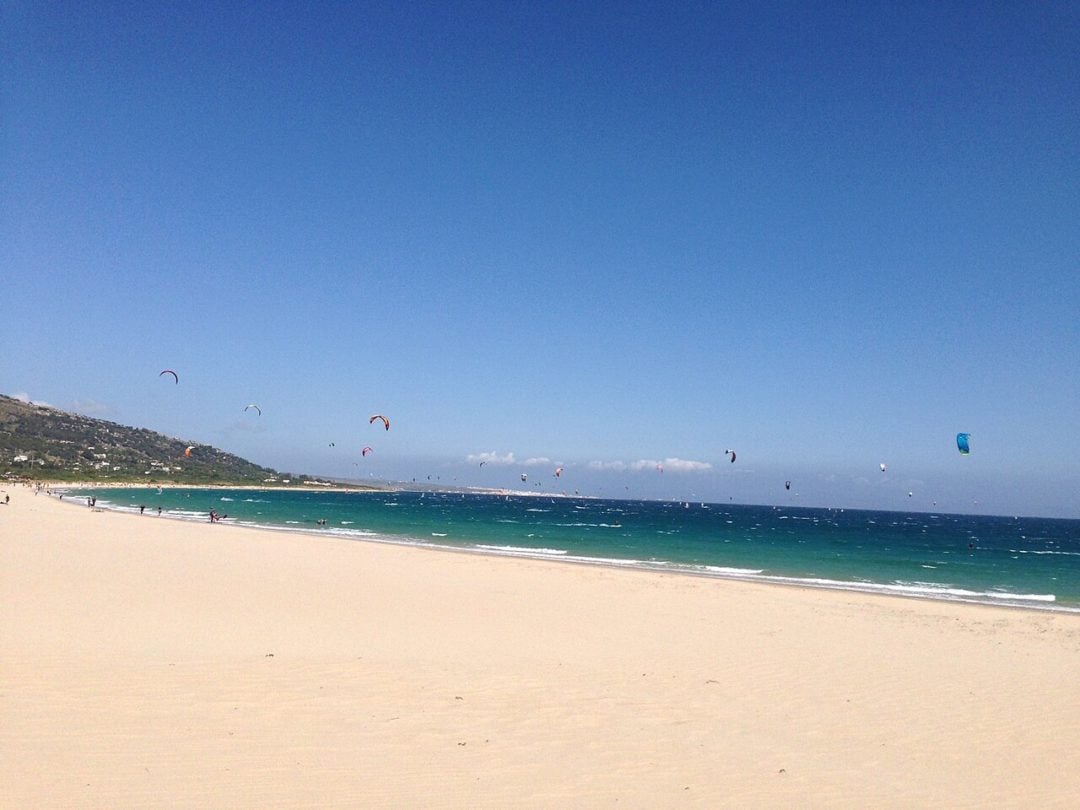 10) Punta Paloma (Cádiz, Espanha): Localizada na extremidade das praias de Tarifa, na costa sul da Espanha, Punta Paloma é famosa por sua extensa faixa de areia dourada. Além disso, outro destaque é a imponente duna de areia que margeia a praia, que chega a ter 100 metros de altura!
