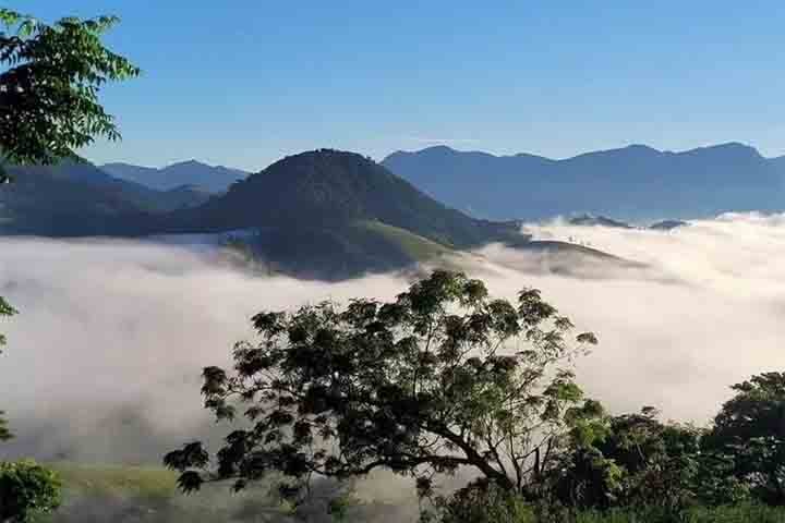 O Monumento Natural Pedra do Baú conta com 3.154 hectares e mais dois pontos de visitação, assim como a principal: Bauzinho e Ana Chata. Ali, além das trilhas e escaladas, os turistas podem aproveitar um passeio de voo livre, assim como a observação de aves e rapel.