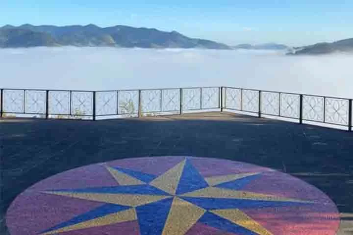 A trilha da Pedra Ana Chata tem o tempo estimado de ida de duas horas. Ela também utiliza a via ferrata, entretanto tem um pouco menos de extensão (3,8 km), assim como tem um trecho dentro de uma caverna.