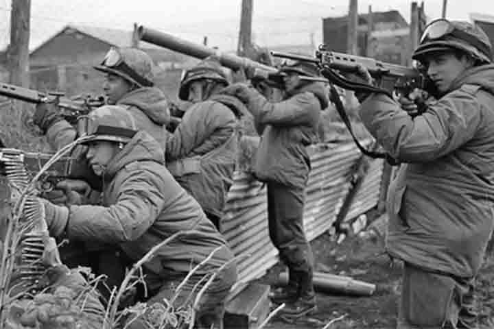 O conflito teve um saldo de 904 militares mortos (649 argentinos e 255 britânicos), além de produzir três vítimas civis. 

