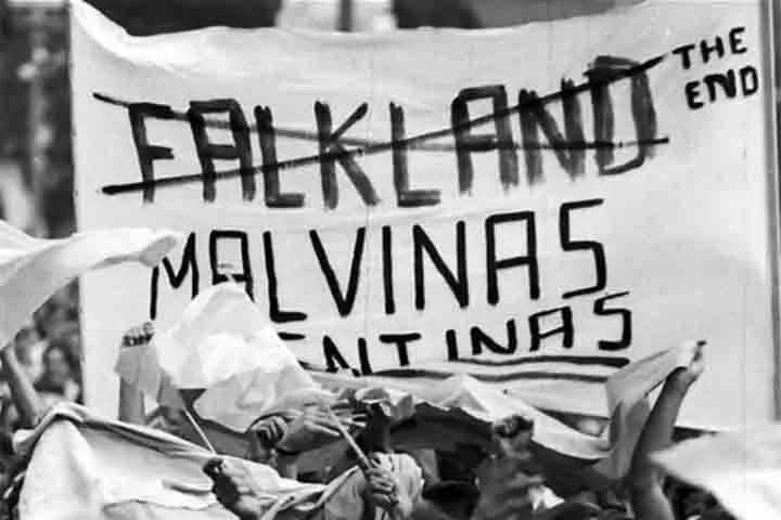 Durante a ditadura militar (1976 - 1983), o governo argentino promoveu uma nova invasão do território, mexendo com sentimentos patrióticos e também na busca por desviar o foco de problemas econômicos e sociais internos. 
