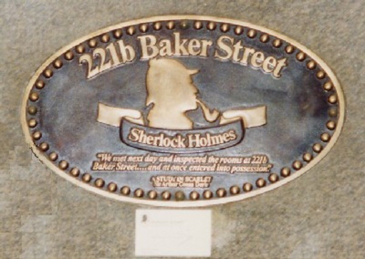 Curiosamente, o endereço Baker Street 221b, onde o personagem residia, tornou-se um dos locais fictícios mais populares da literatura mundial. A rua, situada no distrito de Marylebone, em Westminster, existe, mas nunca teve o número 221b, inventado pelo autor. Com a fama do personagem, a rua virou ponto turístico em Londres. 