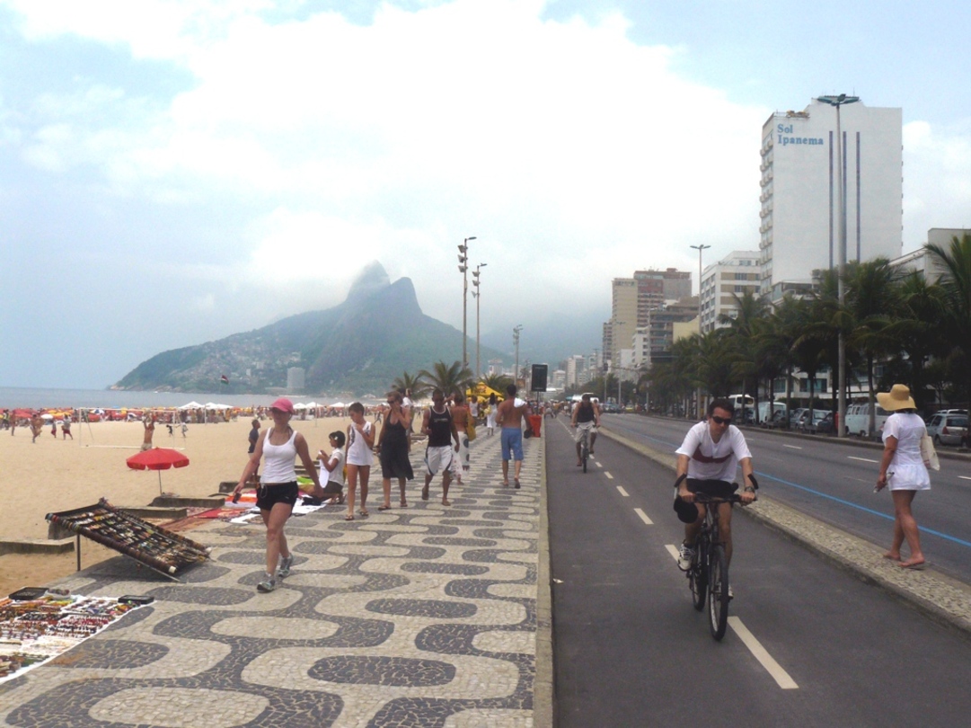 2) Praia de Ipanema (Rio de Janeiro, Brasil): Além da praia em si, o calçadão se tornou um símbolo do Rio de Janeiro , por ser um local de constante movimento, com pessoas caminhando, correndo, praticando esportes ou simplesmente apreciando a vista.