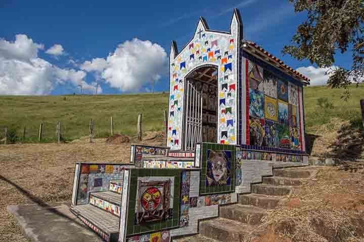 A cidade possui grande influência de comunidades quilombolas, principalmente na cultura e na arte. O principal exemplo é o histórico Bairro do Quilombo, o qual manteve suas características desde a sua formação, em 1888, quando era, à época, habitado por ex-escravos.