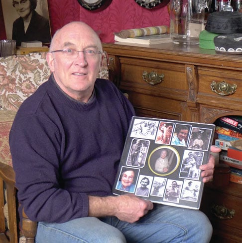 Um escultor de 69 anos utilizou as cinzas da própria mãe e conseguiu produzir 15 discos para amigos e parentes. 