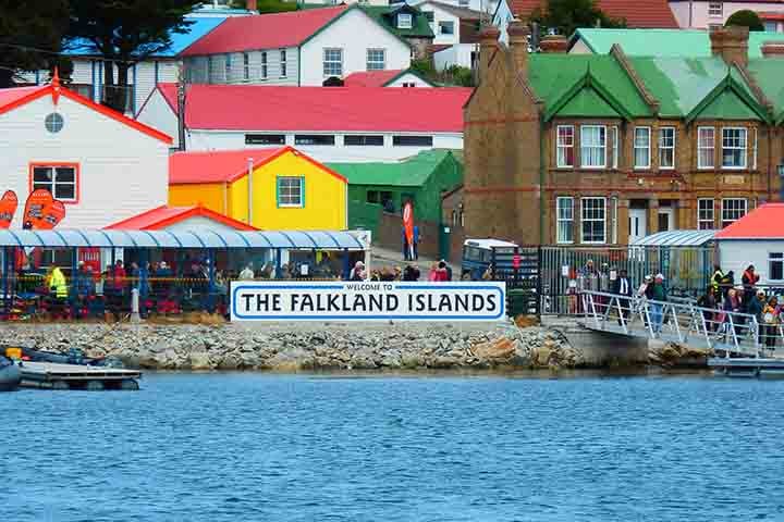 Uma das razões que fazem a Argentina reivindicar o controle das ilhas é a proximidade geográfica. As Malvinas encontram-se a cerca de 500 km a leste do extremo sul argentino e a mais de 13 mil km do Reino Unido. 
