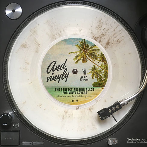 As opções ainda incluem dois tamanhos de disco, música composta especialmente para a ocasião, retrato pintado no disco e até vinil colorido.