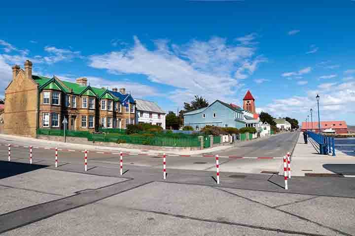 Censo realizado em 2016 apontou que a média de idade dos habitantes das Malvinas era de 38 anos - um perfil considerado bastante jovem. 
