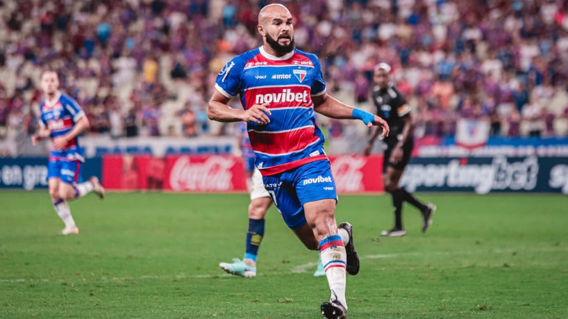 Volante Zé Welison no jogo Fortaleza x Sportivo Trinidense, no Castelão, pela Copa Sul-Americana 2024 