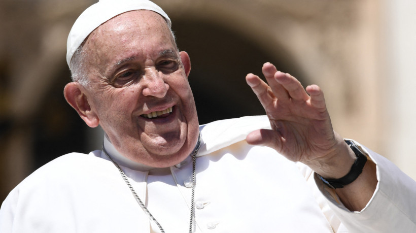 Papa Francisco cumprimenta as pessoas ao fim da audi&ecirc;ncia na Pra&ccedil;a de S&atilde;o Pedro, no Vaticano 