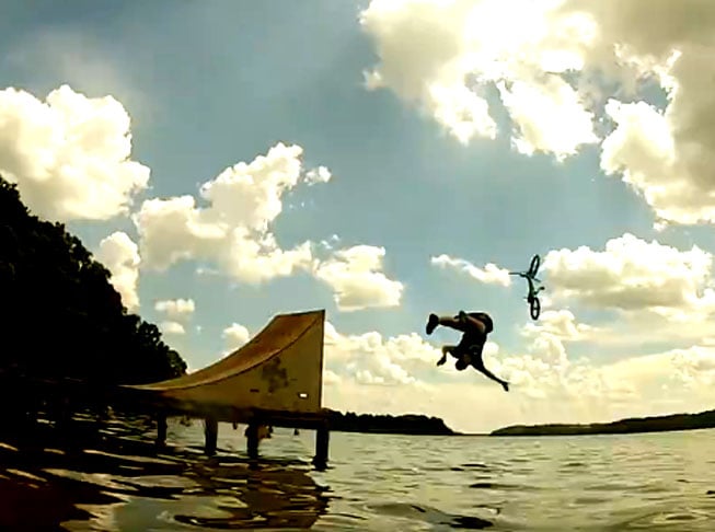 Arremesso de Bicicleta - O praticante percorre uma rampa com a bicicleta e salta num lago soltando a bicicleta para que ela vá longe. É obrigatório usar capacete, tênis e colete salva-vidas. Para a bicicleta ficar leve e solta, vale tirar freios, câmbios e trocadores. Costuma-se acoplar espaguetes de piscina na bike para evitar que ela afunde. 