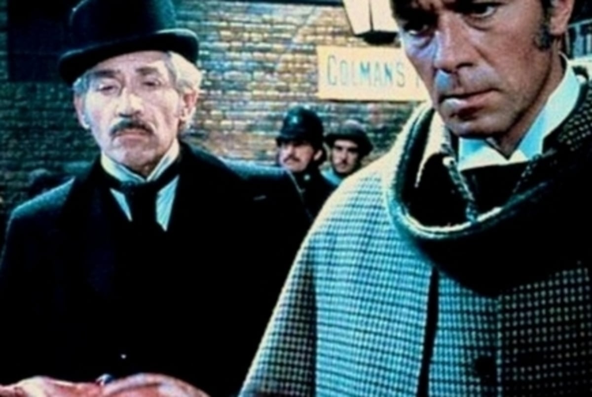 Christopher Plummer - O ator canadense, vencedor de Oscar de Melhor Ator Coadjuvante pelo filme Toda Forma de Amor, em 2012, interprerou Sherlock Holmes no filme Assassinato por Decreto, de Bob Clark, em 1979. 