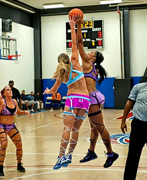 Basquete de Lingerie - Além do uniforme especial, a linha três é menor e as partidas têm apenas dois períodos de 20 minutos.