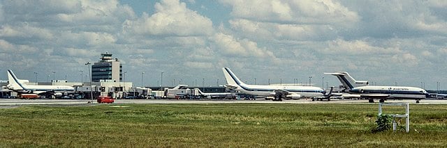 Vários dos terminais norte-americanos estão entre os maiores aeroportos do mundo, sendo o maior o de Atlanta, com mais de 300 mil pessoas passando diariamente pelo local entre voos internacionais e domésticos. Ele foi inaugurado em 15 de setembro de 1926.