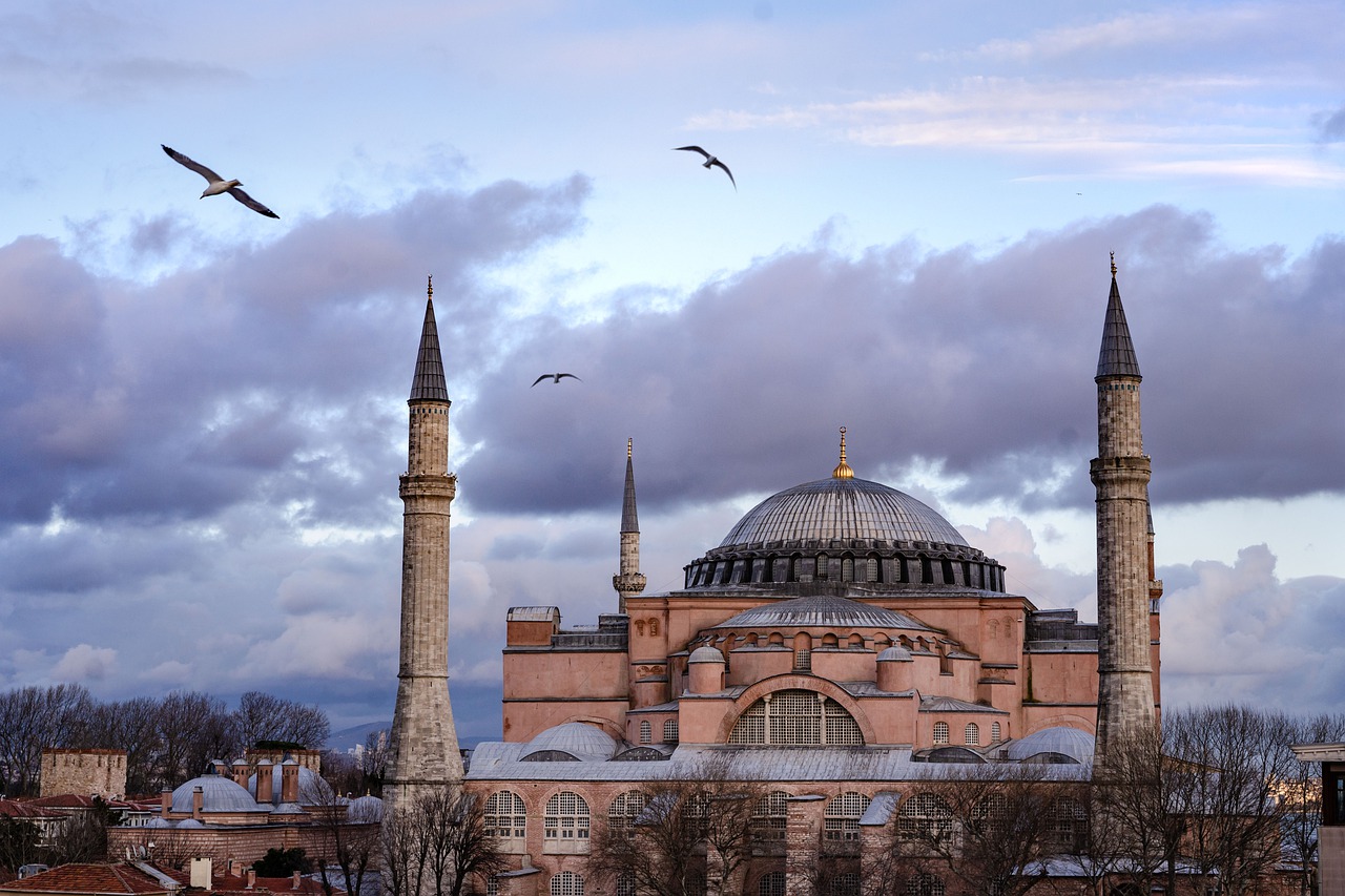 Mesquita Azul (Turquia) - Fica em Istambul, cidade que foi capital turca até a queda do Império Otomano (dando lugar a Ancara).  Seu nome oficial é Sultão Ahmed, responsável por sua construção no século 17. Curiosamente, o azul não é visto por fora: se refere aos azulejos localizados dentro do templo. 