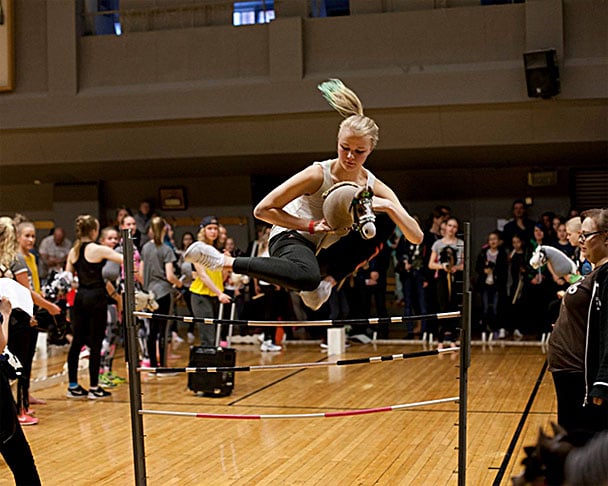 Hobby Horsing - Sucesso na Finlândia, combina saltos de equitação com balé e cavalgada em cavalo de brinquedo. Praticado principalmente por jovens mulheres, inspirou o documentário Hobbyhorse Revolution, de Selma Vilhunen. 