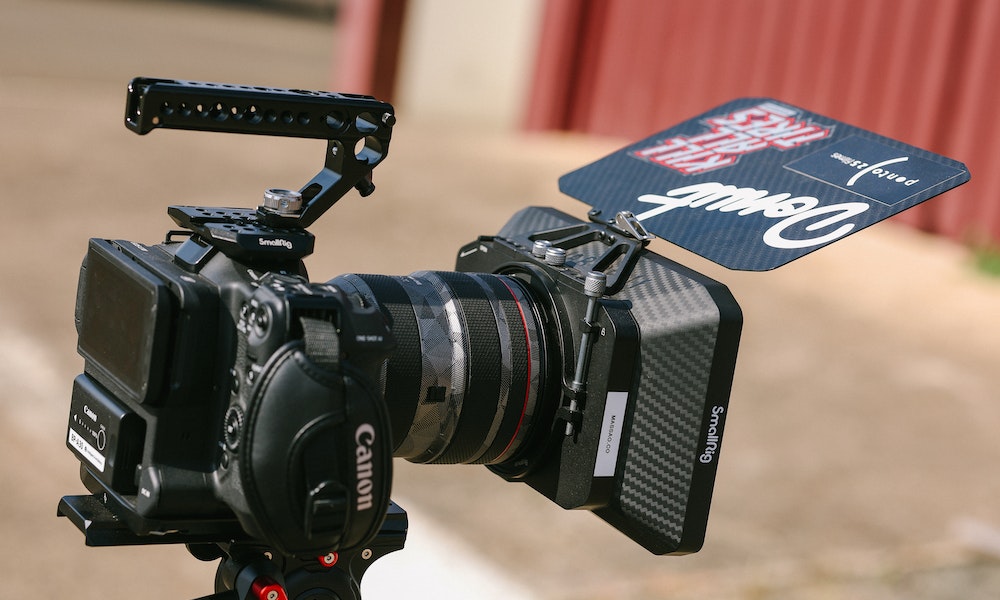 Mas tem uma situação específica que pode acontecer e que costuma deixar o público muito curioso: os erros bizarros de filmes! E sim, é mais comum do que você imagina, confere só!