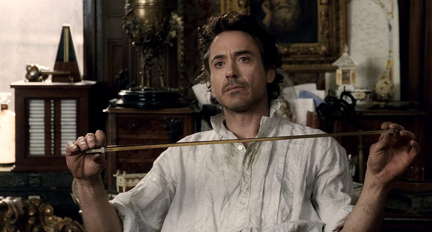 Robert Downey Jr - Astro de primeira grandeza em Hollywood, detentor de prêmios e indicado 3 vezes ao Oscar, é popular como o Homem de Ferro, da Marvel. Viveu Sherlock Holmes na sequência de filmes (1 e 2) dirigidos por Guy Ritchie em 2009 e 2012. E que agora, sob direção de Dexter Fletcher, ganha o número 3, para lançamento sem data prevista. 