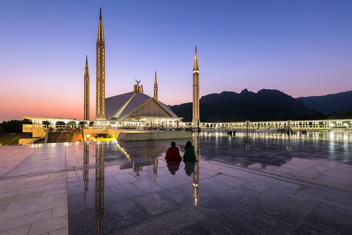 Mesquita Faisal (Paquistão) - Fica na capital, Islamabad, e é a maior mesquita do país. Inaugurada em 1986, após dez anos de construção, tem design moderno e tornou-se um marco na cidade. Seu nome é em honra do rei saudita Faisal bin Abdulaziz Al Saud. 