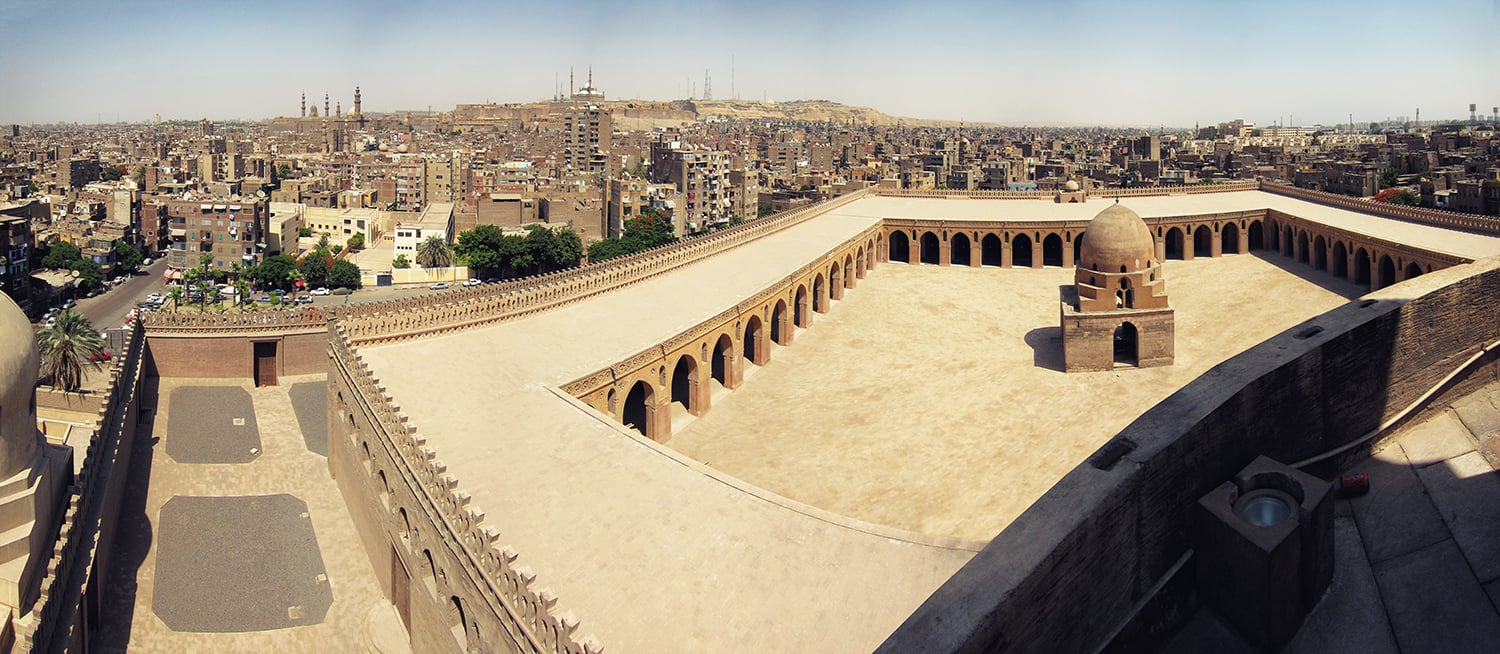 Ibn Tulun (Egito) - É a mesquita mais antiga da África, construída no ano 884.  É a maior mesquita do Cairo e fica na colina de Gebel Yashkur, compondo uma paisagem urbana em que é rodeada de casas e prédios na capital egícpia. Sua decoração tem estilo Samarra, com uso de estuque e madeira esculpida. 
