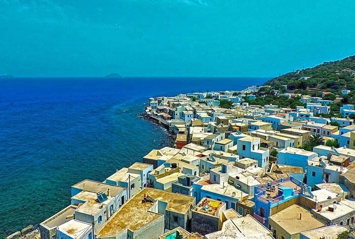 6º- Kos -> A,ilha na Grécia que fica a leste do Mar Egeu conta com monumentos históricos e mitológicos como a Árvore de Hipócrates – onde o ‘Pai da Medicina’ dava aula.  Também tem o ‘Mercado de Kos’, a Mesquita Defterdar- um indicativo da presença do Império Turco-Otomano- e praias  de água cristalina