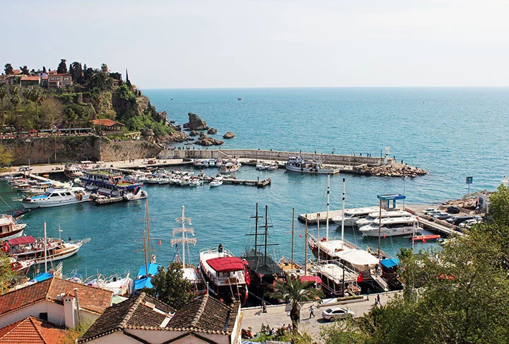 7º- Antália -> Cidade que fica no sul da Turquia, na região do Mediterrâneo. No local há ruínas que remontam à época em que foi um importante porto romano. Por sinal, oferece também belas paisagens naturais e experiências como rafting no rio Köprüçay e safaris com jipe nas Montanhas Taurus