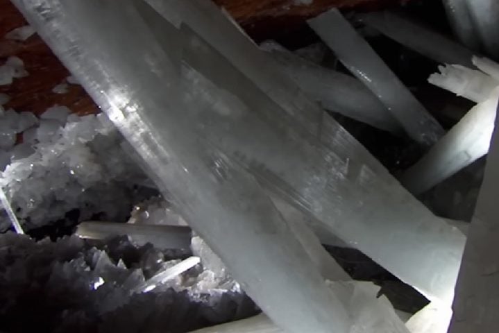 Os exploradores acreditam que existem outras salas, tanto abaixo quanto à frente da Caverna dos Cristais. No entanto, não é possível explorá-las porque teriam que destruir os cristais que já estão lá.