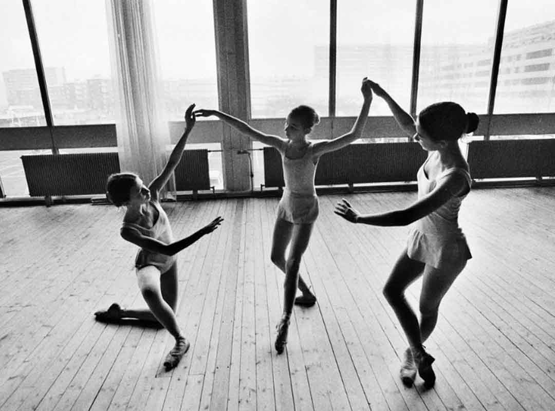 Sobre La Courneuve, Salgado comentou na revista Polka Magazine que promoveu um trabalho de olhar quase antropológico, sobre a falta de capacidade do estado francês de integrar aquela população na sociedade local. 