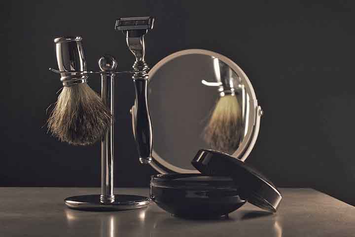 O vidente lia o futuro a partir da imagem da pessoa refletida na superfície da água em copo raso ou recipiente de louça. 
