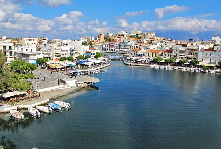 Outro ponto forte é a beleza arquitetônica. A ilha, aliás, recebeu influência da dominação dos Bizantinos, Romanos, Venezianos e Turcos, o que contribuiu para seu enriquecimento cultural. Por isso, os cretenses têm uma cultura única comparada ao restante da Grécia – inclusive, eles têm um dialeto próprio