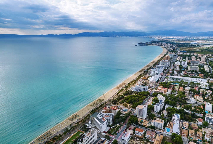 11º- Mallorca -> É um destino fabuloso, pois combina maravilhosas praias com tons azul turquesa no Mar Mediterrâneo. A cidade espanhola ainda conta com o Palácio Real de la Almudaina, trechos da antiga muralha que cercava a cidade, o Castelo de Bellver e a catedral de Palma, templo gótico