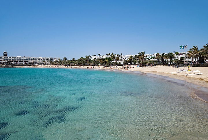 15º- Lanzarote -> Mais um destino que faz parte das Ilhas Canárias, na Espanha. Oferece uma vida luxuosa com resorts sofisticados, planícies extensas de rochas vulcânicas. Vários pontos turísticos da local foram planejados pelo renomado arquiteto Cesar Manrique, com um estilo que integra as construções à natureza.