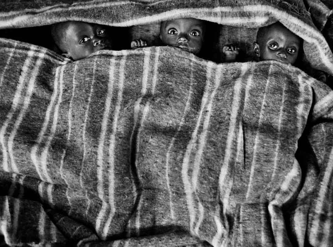 Salgado descreveu em livro a obra “Êxodus” como “uma história perturbadora, pois poucas pessoas abandonam a terra natal por vontade própria”. A câmera capta migrantes, refugiados e exilados tentando vencer a pobreza e as guerras. 
