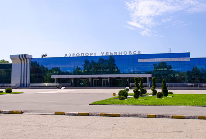 Também tem uma pista de 5.000 metros de extensão e largura de 105 metros. Este aeródromo é preferencialmente receptor de cargas. 