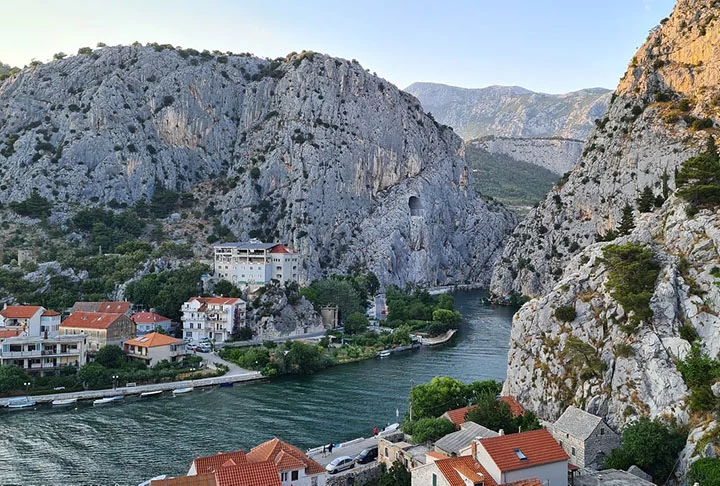 12º- Hvar-> A cidade tem variedade de atrações aos viajantes: praias fascinantes como Hula Hulal, além de estruturas que contam um pouco da história desta ilha na Croácia, como o Forte de Hvar, da época em que sofreu invasão turca, e a Catedral de São Estéfano