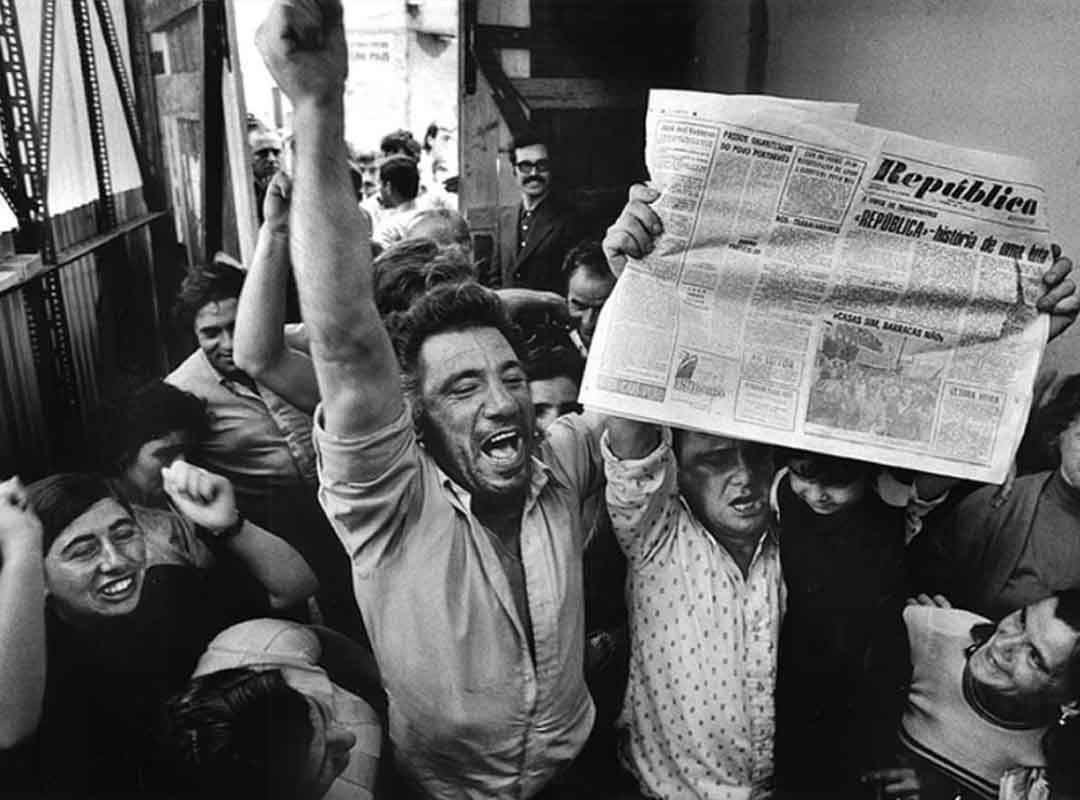 Sebastião Salgado foi a Portugal e às então colônias lusas Angola e Moçambique a fim de registrar os levantes que encerrariam o regime de 40 anos. 
