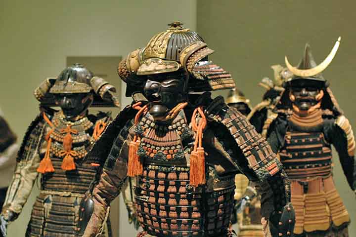De 1185 até meados do século XIX, os samurais formaram a classe dominante no Japão e diferiam dos cavaleiros europeus justamente pelo rígido código de honra e o modo de lidar com a vida. 
