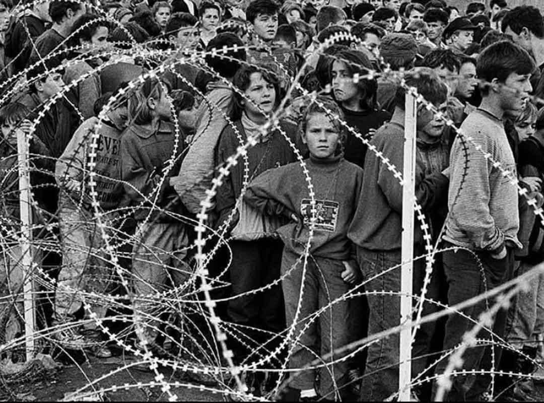 Entre as séries fotográficas de maior impacto produzidas por Sebastião Salgado no período está “Êxodus”, que registra o drama dos fluxos migratórios a partir de viagens de seis anos por 40 países.

