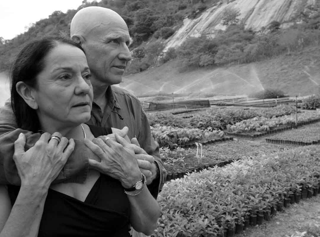 Na época, Salgado estava exilado em Paris com a mulher Lélia Wanick, pianista e arquiteta que hoje administra o estúdio do fotógrafo na capital francesa. 
