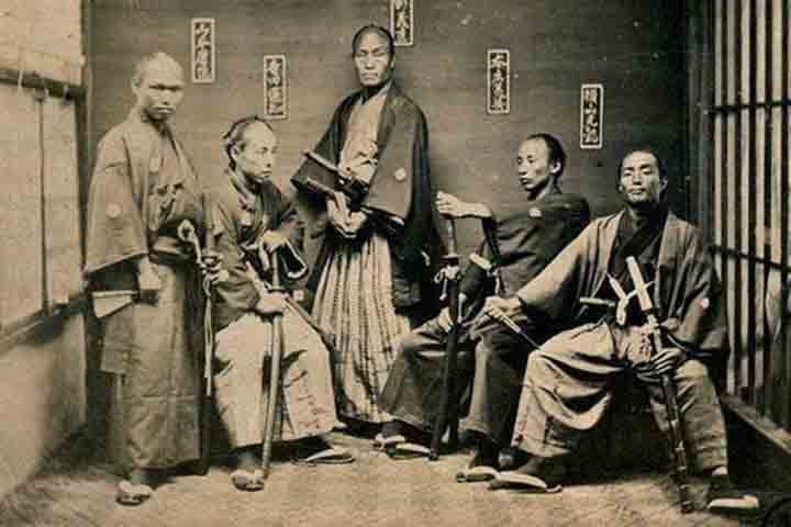 Antes de assumir funções militares, os samurais eram servidores do império japonês com funções diversas, como a coleta de impostos e administração de terras. 
