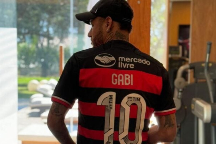 Neymar acompanhou o jogo entre Flamengo e Grêmio, no Maracanã, e ligou o alerta do torcedor que sonha com sua contratação