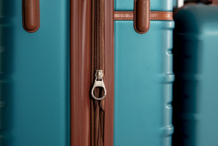 Nesses casos, a companhia aérea deve consertar a bagagem ou substituí-la por outra equivalente. No caso de violação, se for comprovado o dano, a empresa deve pagar uma compensação ao passageiro.