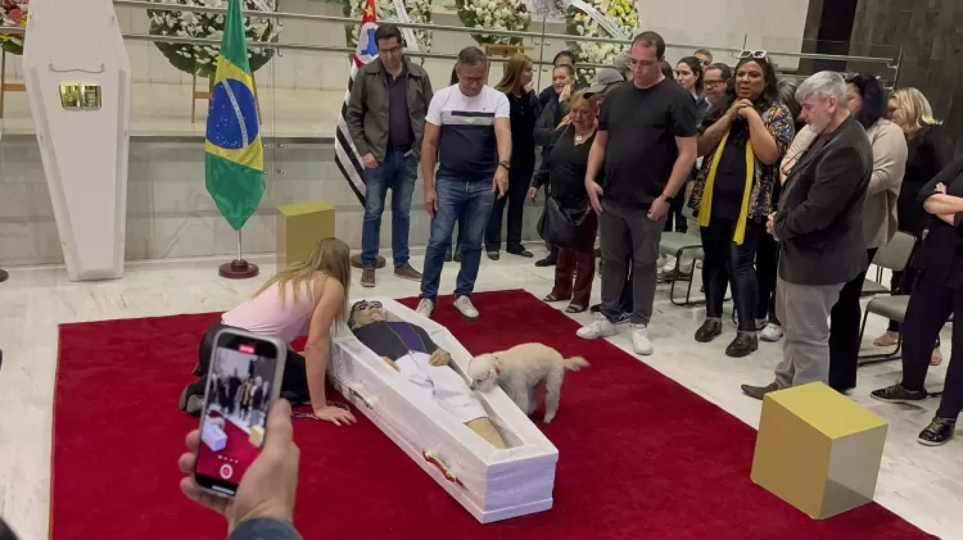 Com o caixão no chão, Serena e Saffira, duas das cadelas criadas por Nahim, participaram do sepultamento do músico