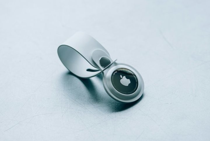 Dispositivos como o SmartTag da Samsung e o AirTag da Apple podem ser presos em objetos como chaves, mochilas ou nas próprias malas.