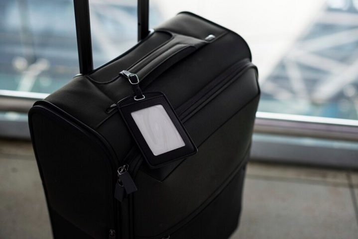 Por fim, procure personalizar sua mala de alguma com fitas, adesivos ou chaveiros para que fique mais fácil localizá-la sem confundir com outras bagagens.