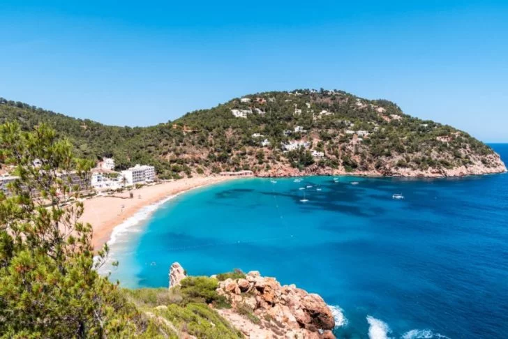 2º- Ibiza -> Situada na Espanha, tem como seu carro-chefe a vida noturna frenética nos bares durante o verão. Chamam atenção as praias num tom azul turquesa do Mar Mediterrâneo 