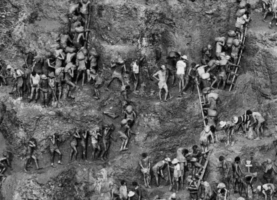 Foram selecionadas fotos feitas a partir de 1955 sobre momentos marcantes desse período da história mundial. A foto de Salgado mostra trabalhadores numa área de garimpo em Serra Pelada, no Pará em 1986. E escancara a busca do ouro por homens em condições degradantes.