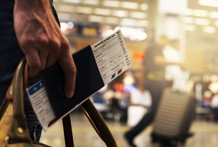 Os valores pagos podem variar de R$ 300 a R$ 1.300, mas o auxílio só é dado a viajantes que estiverem fora do seu local de origem.